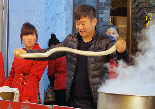 麺づくりの実演（西安の回民街）