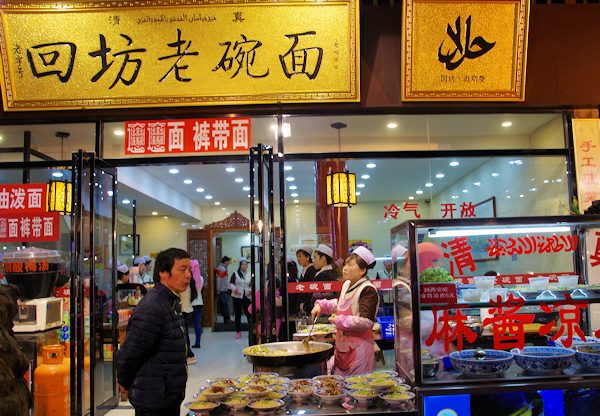 西安、回民街の刀削麺を食べられる食堂