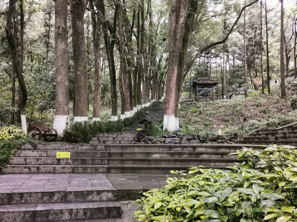 古隆中の牌坊から諸葛亮の庵への道