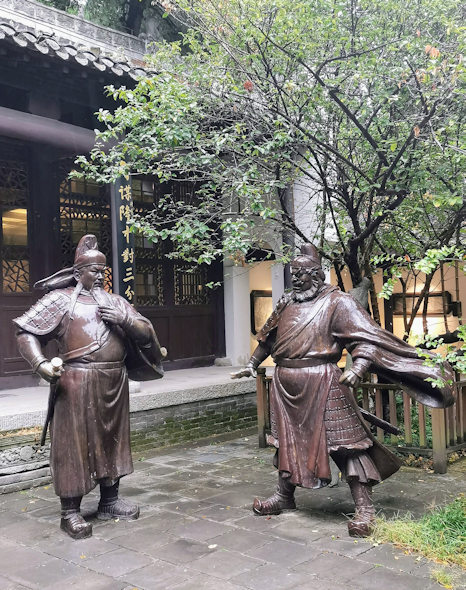 劉備と諸葛亮の面談を待つ関羽と張飛（襄陽・古隆中）